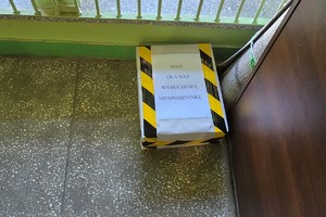 Na zdjęciu pakunek z napisem ,, mam dla was niespodzianke&amp;#039;&amp;#039;