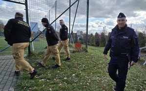 Na zdjęciu widzimy strażaków PSP oraz policjanta