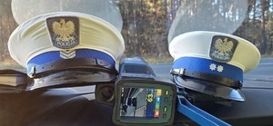 Na zdjęciu czapki i miernik prędkości