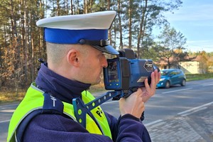 Na zdjęciu policjant z mirnikiem prędkości