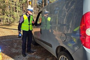 Na zdjęciu policjant podczas kontroli drogowej