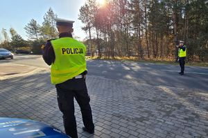 Na zdjęciu dwóch policjantów