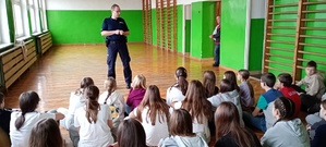Na zdjęciu policjant oraz grupa dzieci