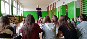 Na zdjęciu policjant oraz grupa dzieci