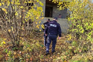 Na zdjęciu dzielnicowi, którzy kontrolują pustostany