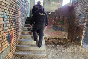 Na zdjęciu dzielnicowi, którzy kontrolują pustostany