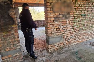 Na zdjęciu dzielnicowi, którzy kontrolują pustostany