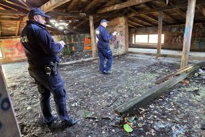 Na zdjęciu dzielnicowi, którzy kontrolują pustostany