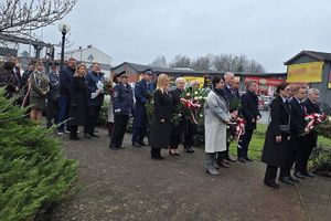 Na zdjęciu samorządowcy Myszkowa oraz Komendant Powiatowy Policji z innymi przedstawicielami służb mundurowych