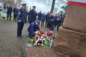 Na zdjęciu Komendant Powiatowy Policji w Myszkowie z innymi przedstawicielami służb mundurowych składa kwiaty pod pomnikiem