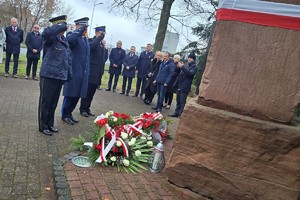 Na zdjęciu Komendant Powiatowy Policji w Myszkowie z innymi przedstawicielami służb mundurowych składa kwiaty pod pomnikiem