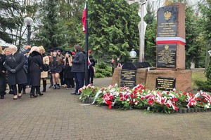 Na zdjęciu pomnik Ofiar Katynia znajdujący się na placu kościelnym