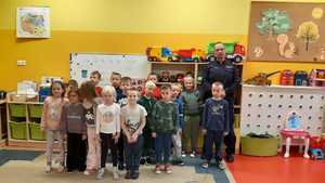 Na zdjęciu policyjny profilaktyk i dzieci