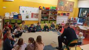 Na zdjęciu policyjny profilaktyk i dzieci