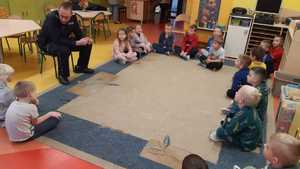 Na zdjęciu policyjny profilaktyk i dzieci