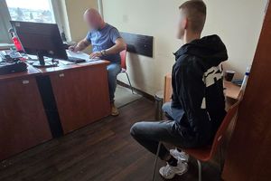 Na zdjęciu znajduje się policjant oraz zatrzymana osoba