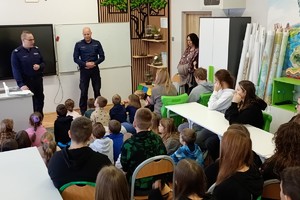 Na zdjęciu widać umundurowanych policjantów i uczniów