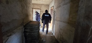Na zdjęciu widać umundurowanych policjantów którzy kontrolują pustostany