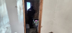 Na zdjęciu widać umundurowanych policjantów którzy kontrolują pustostany