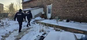 Na zdjęciu widać umundurowanych policjantów którzy kontrolują pustostany