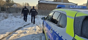 Na zdjęciu widać umundurowanych policjantów którzy kontrolują pustostany