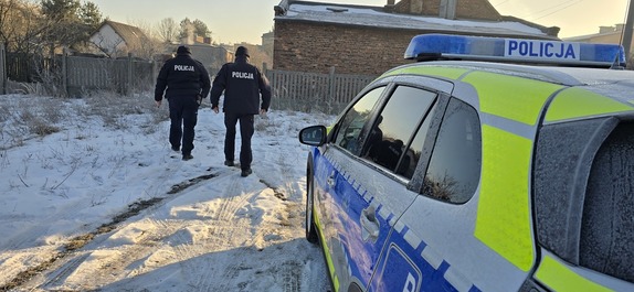 Na zdjęciu widać umundurowanych policjantów którzy kontrolują pustostany
