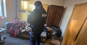 Na zdjęciu widać umundurowanych policjantów którzy kontrolują pustostany