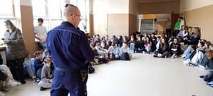 Zdjęcie policjantów z prelekcji z uczniami