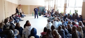 Zdjęcie policjantów z prelekcji z uczniami