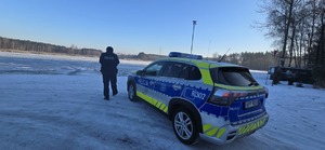 Na zdjęciu policjant kontrolujący zbiornik wodny