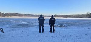 Na zdjęciu policjanci kontrolujący zbiorniki wodne