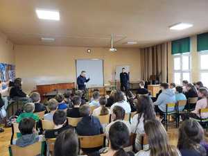 Na zdjęciu uczniowie oraz umundurowani policjanci