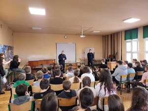 Na zdjęciu uczniowie oraz umundurowani policjanci