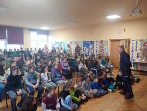 Na zdjęciu uczniowie oraz umundurowani policjanci