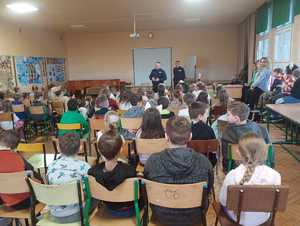 Na zdjęciu uczniowie oraz umundurowani policjanci