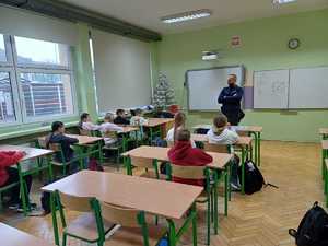 Policjant rozmawiający z uczniami