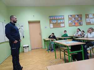 Policjant rozmawiający z uczniami