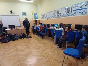 Policjant rozmawiający z uczniami