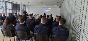 Na zdjęciu widzimy policjantów siedzących tyłem patrzących na wyświetlaną prezentację