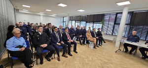 Na zdjęciu widać wszystkich zaproszonych gości oraz funkcjonariuszy