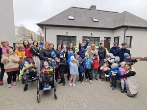 Zdjęcie grupowe przedstawiające dzieci i policjantów