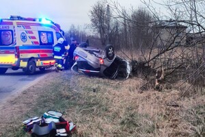 Na zdjęciu samochód przewrócony