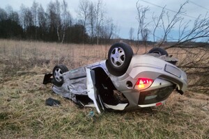 Na zdjęciu samochód przewrócony