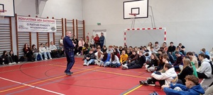 Na zdjęciu profilaktyk policyjny i młodzież