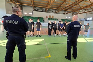 Na zdjęciu Komendant wita uczestników