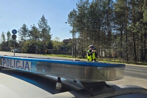 Na zdjęciu widzimy policjantów mierzących prędkość