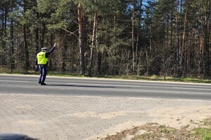 Na zdjęciu widzimy policjantów mierzących prędkość