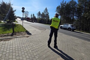 Na zdjęciu widzimy policjantów mierzących prędkość