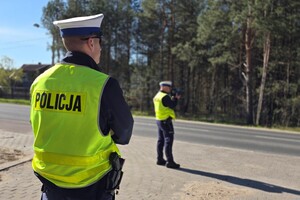 Na zdjęciu widzimy policjantów mierzących prędkość