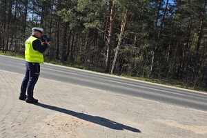 Na zdjęciu widzimy policjantów mierzących prędkość